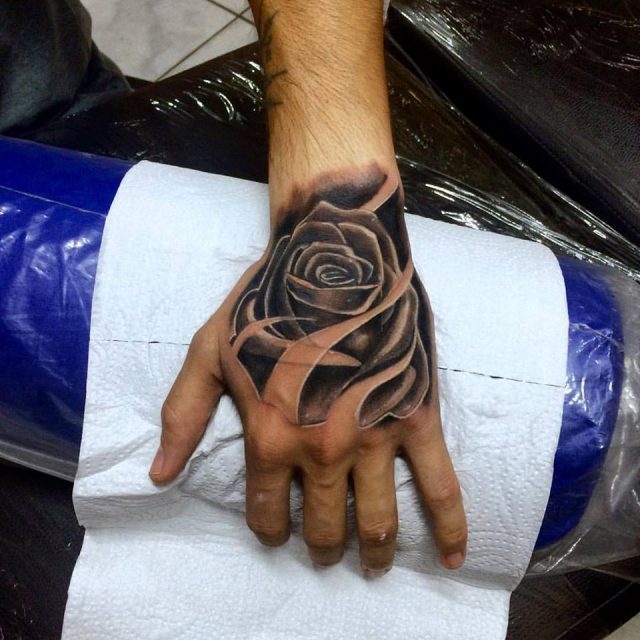 tatuagem flor na mão masculina