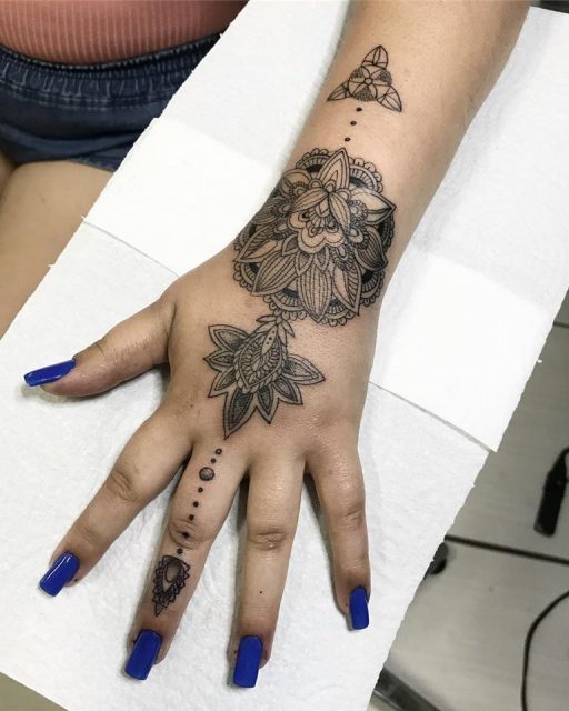 As mais lindas tatuagens na mão feminina