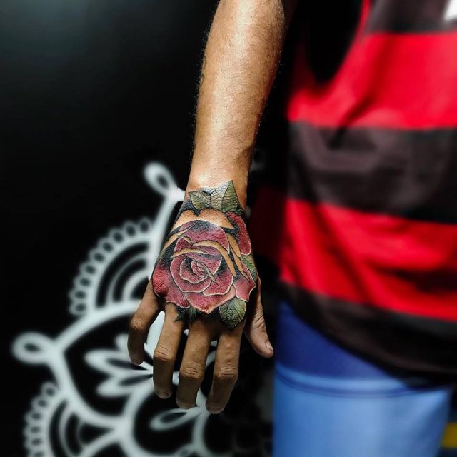 Ideiais de Tatuagens na Mão Masculina  Hand tattoos, Hand tattoos for  guys, Remember tattoo