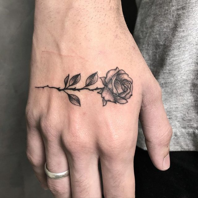 tatuagem flor na mão masculina