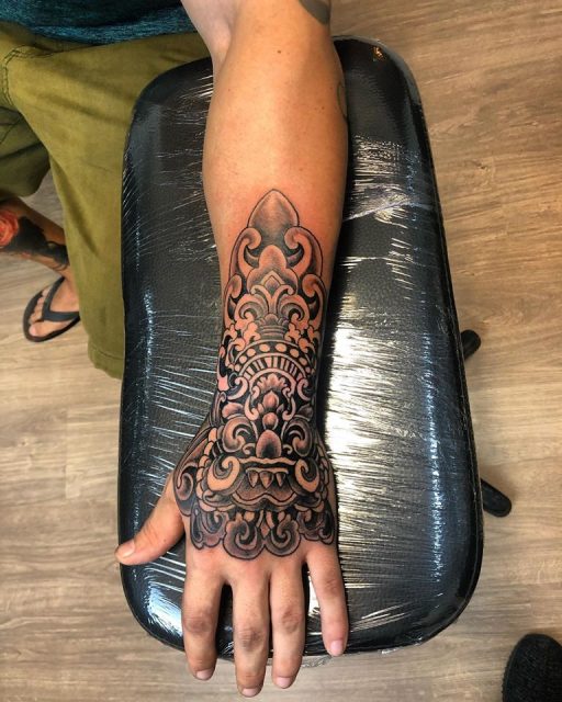 Ideiais de Tatuagens na Mão Masculina  Hand tattoos, Hand tattoos for  guys, Remember tattoo